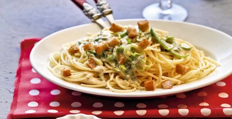 Bio-Spaghetti mit Käsesauce und Knusperli