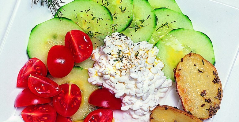 Bio-Gurken-Hüttenkäse-Salat mit Ofenkartoffeln