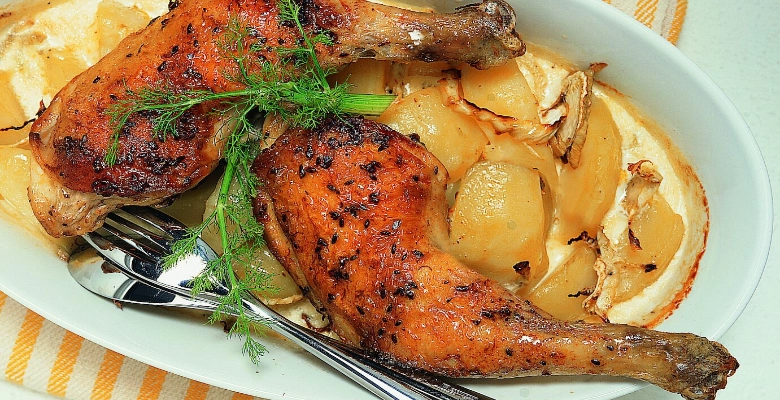 Cosce di pollo bio saporite con gratin di finocchi e patate